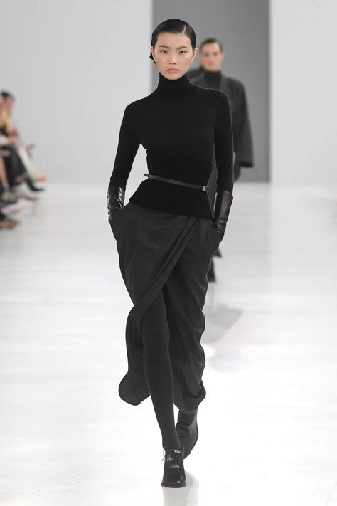 Max Mara Fall 2024 Ready-to-Wear Runway, Fashion Show & Collection Review [PHOTOS] Max Mara Dress, Its Fall, Show Collection, Fall Winter 2024, Luxury Dress, Fashion 2024, Fashion Show Collection, Office Style, Fashion Runway