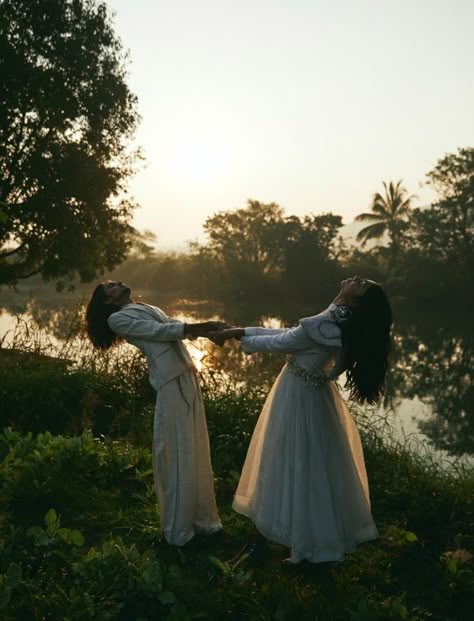 Era Victoria, Sisters Photoshoot, Fotografi Vintage, Vogue India, Cottagecore Aesthetic, Two Girls, India Fashion, White Dresses, Photoshoot Inspiration