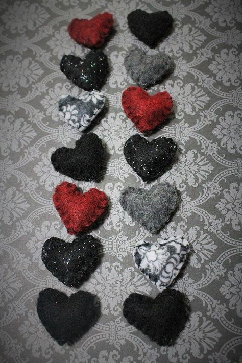 Dark Valentines, Goth Valentines, Valentine's Boxes, Gothic Valentine, Cool Ear Tattoos, Goth Love, Felt Craft Projects, Ear Tattoo Ideas, Gothic Bag