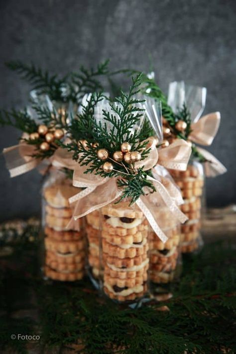 25 Ways to Package Baked Goods for Christmas » Lady Decluttered Package Baked Goods, Table Gifts, Christmas Cookies Gift, Gifts Wrapping, Christmas Food Gifts, Christmas Hamper, Cookie Gifts, Christmas Gift Basket, Christmas Gift Baskets