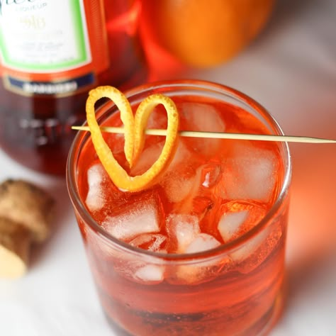 Aperol Spritz Garnish, Drink Garnishing Ideas, Cute Garnishes For Drinks, Food Garnishes Ideas, Garnish Drink, Garnishes For Drinks, Garnish For Drinks, Bar Garnishes, Fruit Garnish Ideas