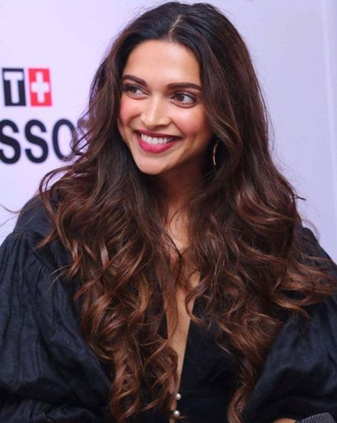 Deepika Padukone Hair Color, Deepika Padukone Hair, Dark Ombre Hair, Hair Color For Brown Skin, Dipika Padukone, Color For Black Hair, Black Hair Balayage, Hair Color Underneath, Honey Brown Hair