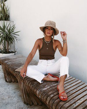 What to Wear in Hot Weather To Stay Cool and Stylish — No Time For Style Neutral Color Summer Outfits, Hawaii 2023, Anabolic Diet, Hot Weather Outfits, Necklace Gothic, Style Inspiration Spring, Contemporary Outfits, White Pants, Spring Style