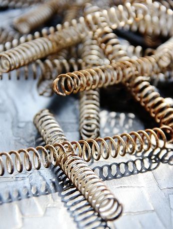 Old Springs Ideas, Bedsprings Repurposed, Bedspring Crafts, Diy Repurposed Items, Perfect Snowflake, Snowflake Ornaments Diy, Rusty Bed Springs, Old Bed Springs, Make A Snowflake