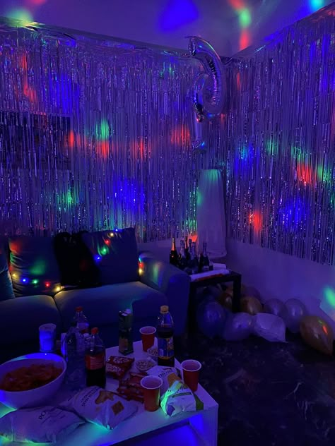 Euphoria New Years Party, Party Apartment Aesthetic, Euphoria House Party, Trap House Party, Sweet 16 House Party, Euphoria Party Aesthetic, 2000s Party Aesthetic, Euphoria Theme Party, 2000s Party Theme