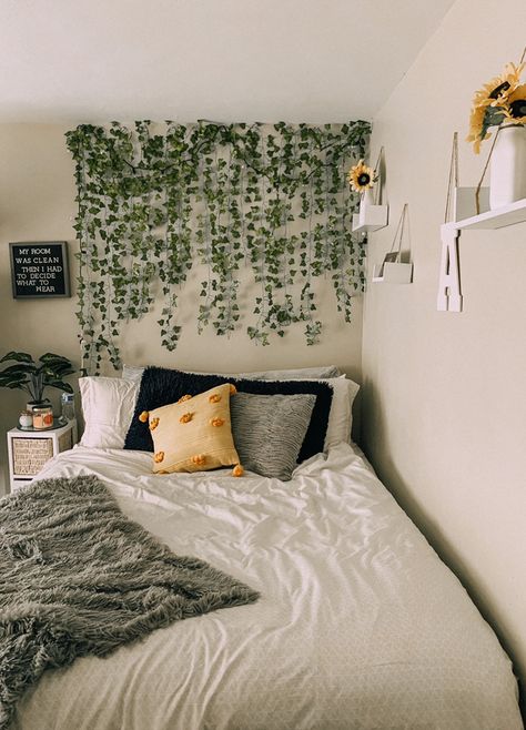 Zimmer Diy, Greenery Wall, Zen Space, Dekorasi Kamar Tidur, Cute Bedroom Decor, Redecorate Bedroom, Cozy Room Decor, Teen Bedroom Decor, Dreamy Room