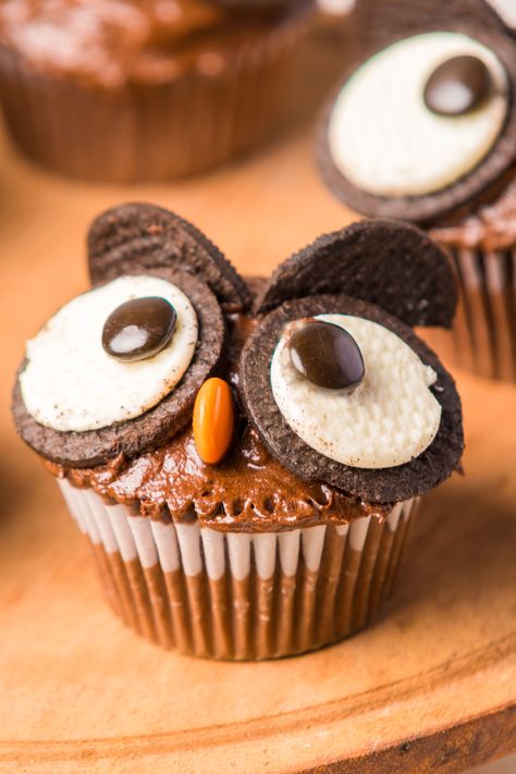 Owl Themed 2nd Birthday Party, Owl Food Art, Owl Cupcakes Ideas, Owl Cupcakes With Oreos, Animal Muffins, Fun Birthday Cupcakes, Owl Cake Ideas, Owl Themed Food, Thanksgiving Themed Cupcakes