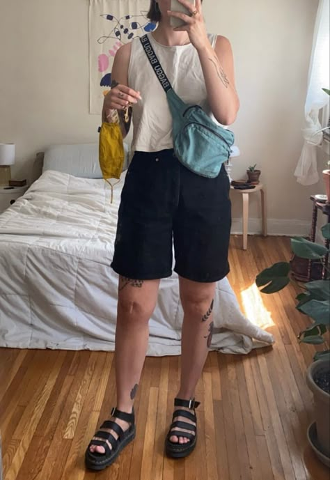 Hipster Beach Outfit, Tomboy Cruise Outfits, Normcore Aesthetic Summer, Genderless Summer Outfits, Mid Size Denim Shorts Outfit, Nb Summer Outfits, Masc Style Women Summer, 90s Simple Outfit, Queer Fashion Summer