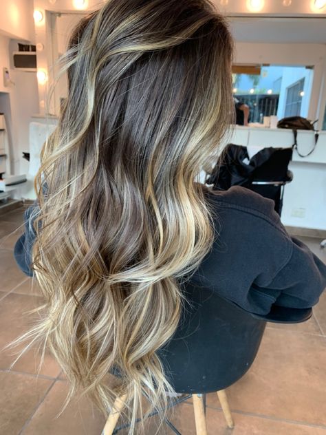 Brown Hair Beige Balayage, Long Layer Balayage, Dark Roots With Blonde Highlights, Shadow Root Brown To Blonde, Brown Hair With Blonde Ends, Lived In Blonde Balayage Dark Roots, Lived In Balayage, Ombre Hair Color For Brunettes, Balyage Hair