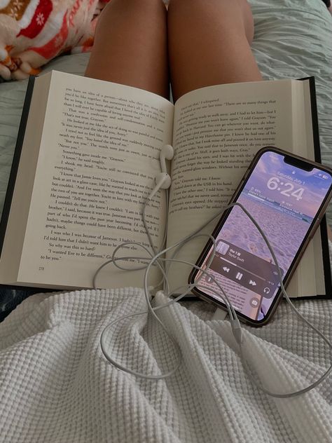 Reading Motivation, New Year New Me, Reading In Bed, Foto Ideas Instagram, Music Aesthetic, Girl Reading, School Motivation, Book Girl, I Love Books