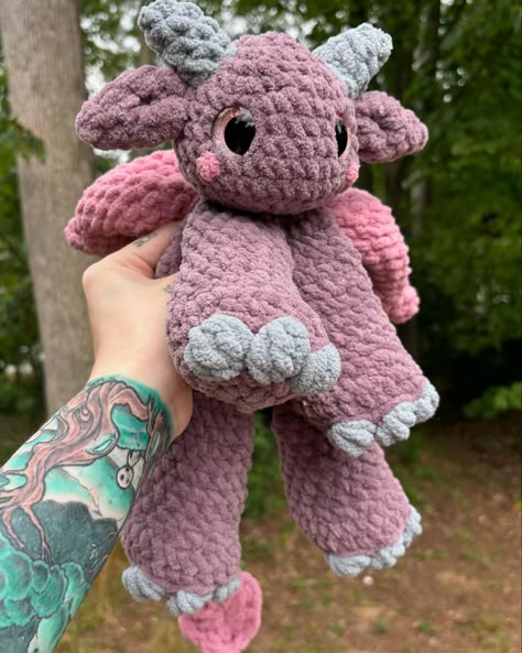 Crochet For Friends, Crochet Presents, Crochet Birthday, Crochet Stuffies, Bernat Yarn, Crochet Monsters, Easy Crochet Animals, Crochet Plushies, Crochet Turtle