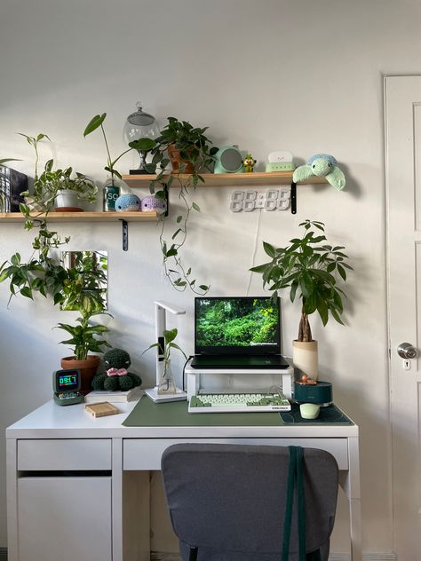 Aesthetic Student Desk Setup, Plant Computer Desk, Aesthetic Student Room Decor, Natural Desk Aesthetic, Green And Brown Desk Setup, Desks With Plants, Sage Green Gamer Room, Green Themed Desk, Desk Setup With Plants