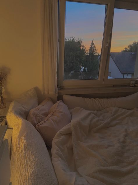 Room Inspo Big Window, Clean Cosy Room Aesthetic, Busy Bedroom Aesthetic, Made Bed Aesthetic, That Girl Room Aesthetic, Good Sleep Aesthetic, Comfy Aesthetic Room, Bed Set Up, Bed With Lots Of Pillows