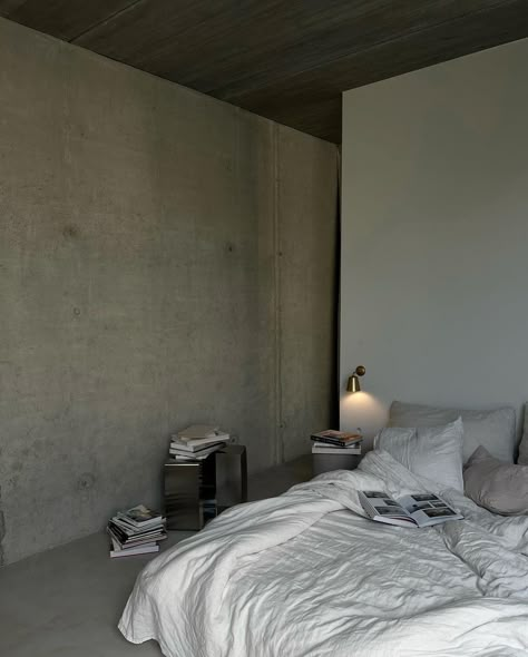 PIETER PEULEN East of Brussels, a Futuristic House With a Concrete Structure Inspired by the Architectural Work of Tadao Andō. @pieterpeulen Minimalist Concrete Bedroom, Cool Bedroom Decor, Concrete Bedroom, Concrete Apartment, Brutalist Interior, Concrete Interiors, Cool Bedroom, Concrete Walls, Japan Travel Guide