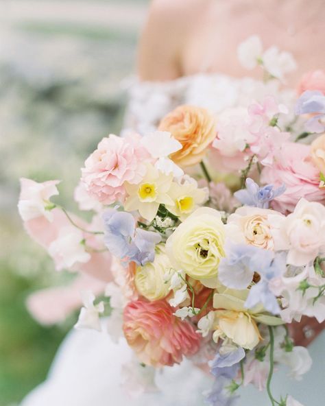 This stunning bouquet filled with romantic pastel spring flowers was created by the talented and one of my absolute favorite floral designers, Lindsey @indigoblooms.studio 🥰🤍 I was so lucky to have her in my very first bouquet workshop this past winter! For this styled photoshoot, she designed and made this beautiful bouquet using our StemSlider tool! 🤩 She mentioned that holding stems during bouquet-making was challenging for her because her hands are small, and, as most designers have men... Pastel Corsage, Fantasy Bouquet, Bouquet Workshop, Corsage Cuff, Bouquet Making, Sunken Gardens, Styled Photoshoot, Spring Showers, Sf Wedding