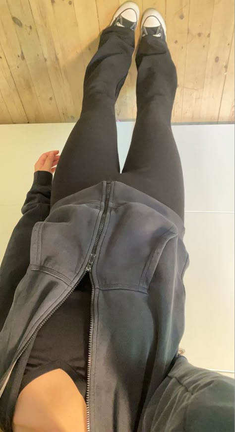 Sporty outfit Black Flared Leggings Outfit Aesthetic, Flare Leggings With Hoodie, Summer Outfits With Flare Leggings, Flared Leggings And Hoodie Outfit, Dark Blue Flare Leggings Outfit, Hoodie And Flare Leggings, Legging Fits For School, Flared Leggings Outfit Ideas, Outfit Flared Legging