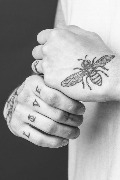 Kk Tattoo, Male Models Tattoo, Amazing Tattoo Ideas, Luka Sabbat, Tatuagem Masculina Pequena, Libra Tattoo, Infinity Tattoos, Skull Tattoo Design, Bee Tattoo