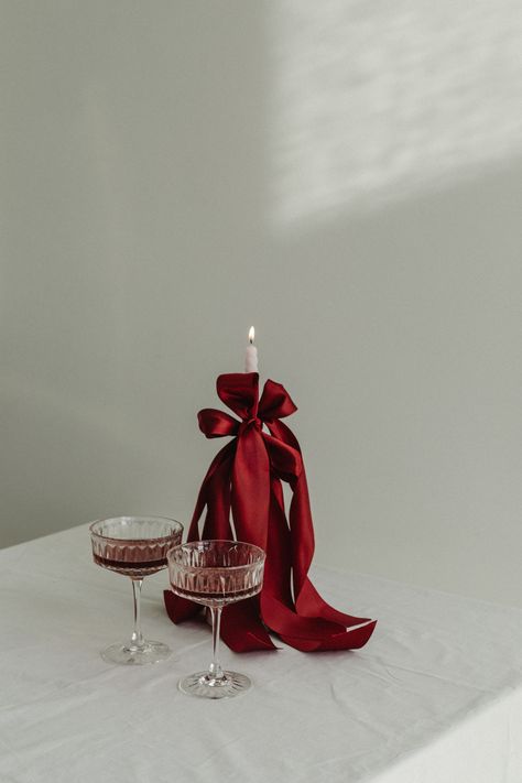 Valentines Elegant Decor, Christmas Collections Ideas, Valentines Day Content Ideas, Valentine S Day Aesthetic, Home Decor Valentine’s Day, Elegant Christmas Aesthetic, Valentine's Day Decoration Ideas, Valentine’s Day At Home Photoshoot, Romantic Christmas Aesthetic