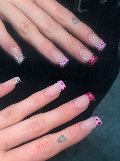 200s Nails Design, Y2k Nails 2000s, Nail Inspo Acrylic Y2k, Short Nails Y2k Square, Short Nails Acrylic Y2k, Simple Nails Y2k, Short Square Acrylic Nails Y2k, Y2k Style Nails, Nail Ideas 2000s