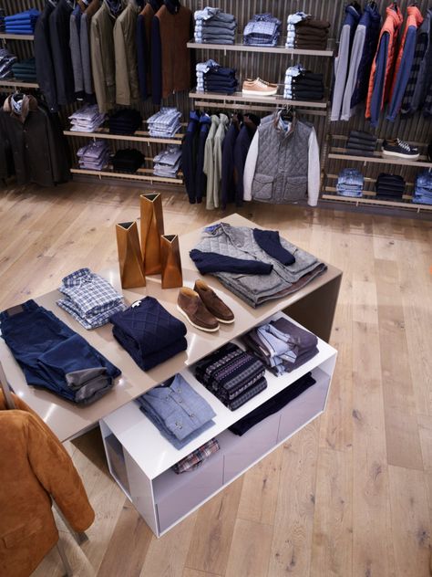 Mens Store Display, Men Clothes Shop, Clothes Shop Design, Boutique Store Displays, Clothing Store Displays, Suit Stores, Retail Design Display, Retail Store Display, Fashion Displays