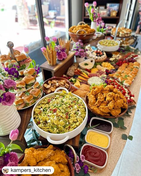 Awesome Graduation Party Food Table Ideas Graduation Party Food Table, Food Table Ideas, Grad Food, Easy Graduation Party Food, Party Food Table Ideas, Food Bar Ideas, Graduation Party Food, Party Food Table, Graduation Party Foods