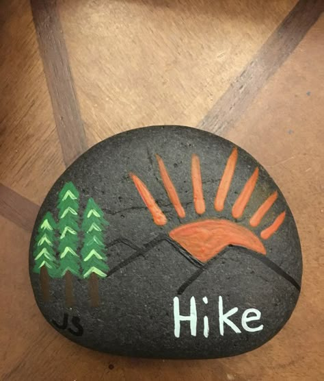 Painted Rock Words, Hiking Painted Rocks, Painted Rock Sayings, Camping Painted Rocks Ideas, Painted Rocks Ideas Easy Summer, Camping Painted Rocks, Easy Things To Paint On Rocks, Rock Drawing Ideas, Tree Painted Rocks