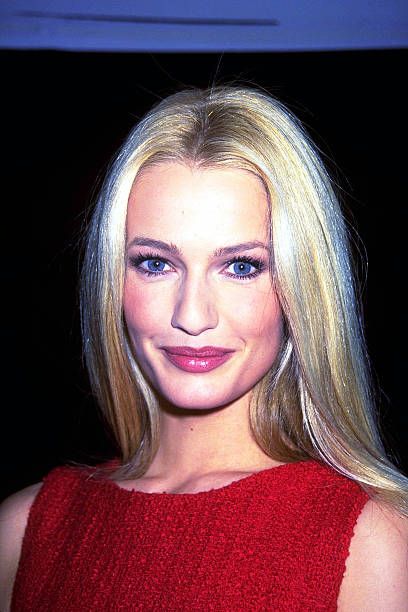 Karen Mudler, Supermodel Body, Karen Mulder, Models 90s, Retro Makeup, Pale Blonde, 90s Supermodels, 90s Models, Beauty Goals