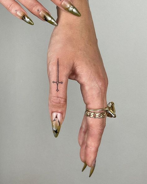 Tattoo Main, Ephemeral Tattoo, Finger Tats, Hand And Finger Tattoos, Hand Tats, Handpoke Tattoo, Small Hand Tattoos, Discreet Tattoos, Dainty Tattoos