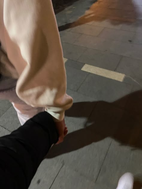 Bf Pics To Prank Your Friends, Take Hands Couple Aesthetic, Height Difference Couple Aesthetic Faceless, Hold Hands Couple Aesthetic, People Holding Hands Aesthetic, Hold Hands Aesthetic, Night Walks With Boyfriend, Aesthetic Couple No Face, Holding Hands At Night