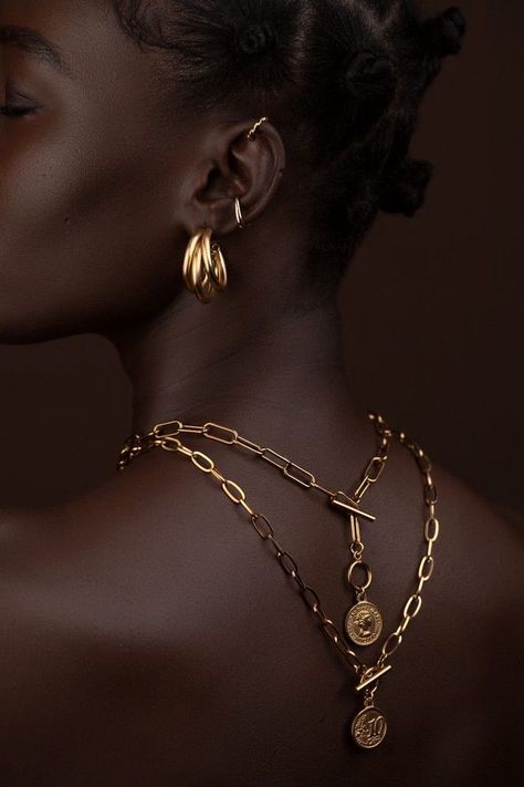 Maximalist Jewelry, Dark Skin Models, Dogeared Jewelry, Dark Jewelry, Jewelry Chunky, Jewelry Editorial, Gold Long Necklace, Jewelry Aesthetic, Long Necklaces