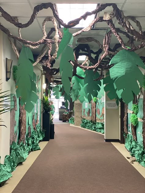 Fête Jurassic Park, Jungle Journey Vbs, Jungle Vbs, Vbs Jungle, Jungle Theme Classroom, Jungle Theme Decorations, Paper Trees, Jungle Decorations, Rainforest Theme