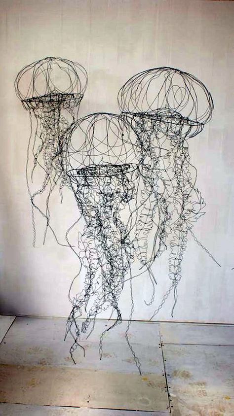 Extraordinary Line And Wire Sculptures (8) Kattokruunu Diy, Drátěná Socha, Line Sculpture, Sculptures Sur Fil, Chicken Wire Art, 3d Pen Art, Art Fil, Wire Art Sculpture, Art Wire