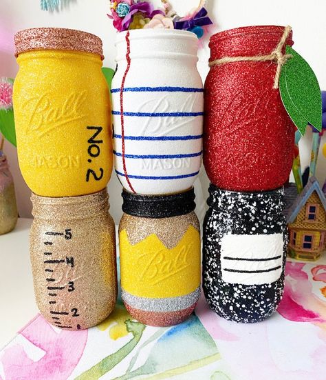 Great gift for teacher or student Teacher Centerpieces, Retiring Teacher Gifts, Teacher Themed Graduation Party, Teacher Graduation Party, Mason Jar Teacher Gifts, Teacher Party, Appreciation Gifts Diy, Teacher Appreciation Gifts Diy, Apple Craft