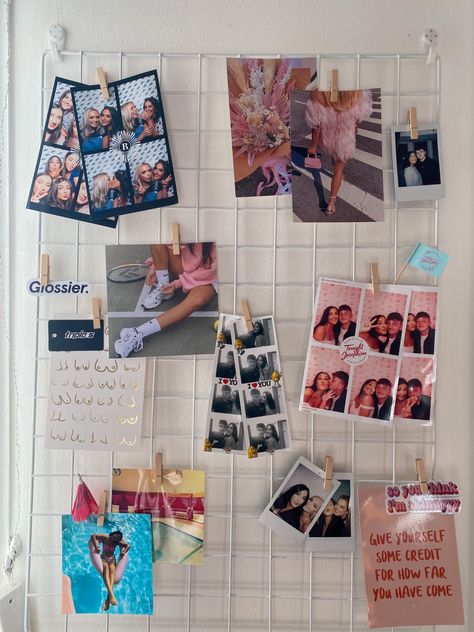 Photo Board Aesthetic, Photo Clip Board, Photo Wall Grid, Cute Photo Display Ideas, Photo Grid Aesthetic, Grid Board Ideas, Polaroids Decor, Wall Grid Ideas, Polaroid Room