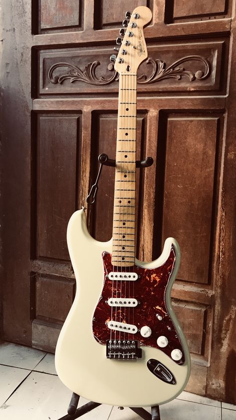 Fender Stratocaster MIM Fender Guitars Aesthetic, Stratocaster Aesthetic, Gitar Vintage, Dream Guitar, Guitar Fender, Fender Strat, Bass Ukulele, Electric Guitar Design, Fender Electric Guitar