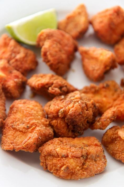 Chicharron de Pollo (Crispy Chicken Bites) Chicken Chicharrones Recipe, Chicharron Recipe, Shrimp Stuffed Peppers, Bestie Recipes, Dominican Cuisine, Boneless Wing Recipes, Crispy Chicken Bites, Tuna Salad Sandwiches, Chicken Nachos Recipe