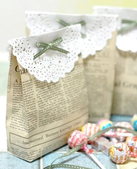 Hadiah Diy, Newspaper Crafts, Cookie Packaging, Cadeau Diy, Chocolate Packaging, Gift Wrapping Ideas, Vintage Diy, בר מצווה, Tutorial Diy