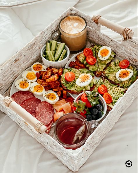 Breakfast Date At Home, Breakfast In Bed Ideas Romantic, Breakfast In Bed Ideas For Boyfriend, Breakfast In Bed Recipes, Romantic Breakfast Ideas, Hotel Breakfast Aesthetic, Bed And Breakfast Aesthetic, Breakfast In Bed Aesthetic, Breakfast For Him