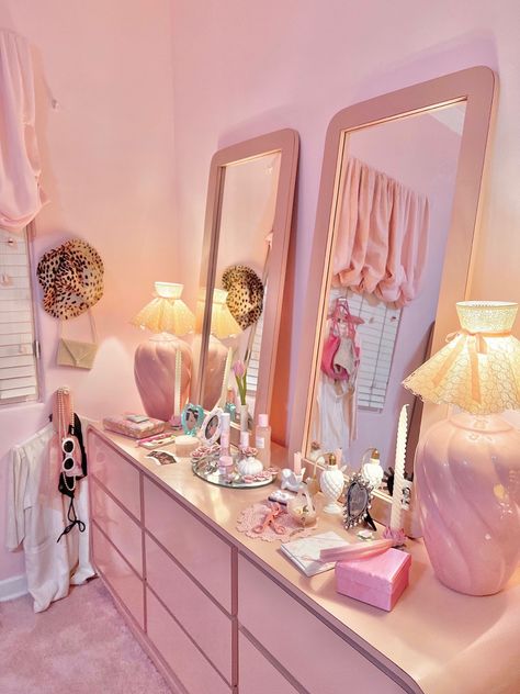 Pink lacquered dresser & bedroom set, 80s doll house, girly, vintage Barbie, shabby chic Girly Maximalism, 90’s Bedroom, Vintage Pink Bedroom, Dahl House, Bedroom 80s, 80s Bedroom Ideas, 80s Bedroom Furniture, 80s Bedroom Aesthetic, Aesthetic 80s