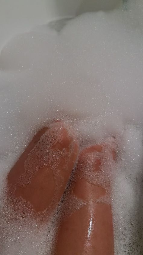 relaxing bath Bubble Bath Snapchat Story, Showering Aesthetic, Relaxing Bath Aesthetic, Bath Tub Aesthetic, Bubble Bath Aesthetic, Bath Pics, Bathtub Aesthetic, Bath Goals, Shower Aesthetic