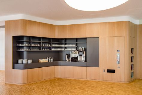 Idea 2143920: Innenausbau Laborgebäude by Schuster Innenausbau in Boll, Germany Pantry Interior Design Modern, Office Pantry Design Modern, Pantry Design Modern, Office Coffee Area, Commercial Interiors Office, Office Kitchenette, Office Coffee Station, Hotel Restaurant Design, Cafeteria Design