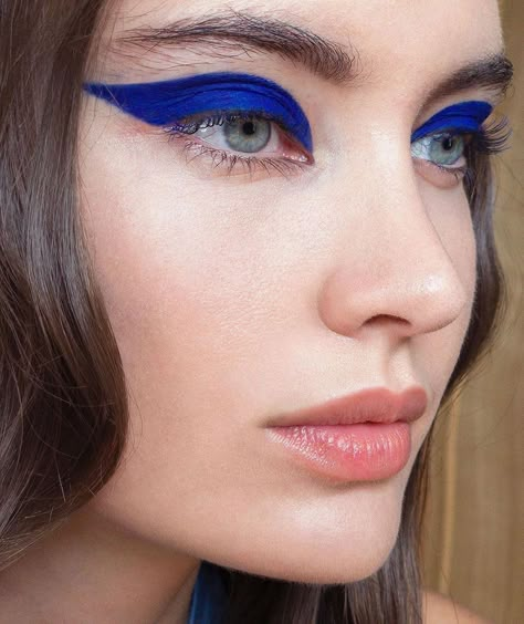 SHISEIDO: All eyes are on you with Kajal InkArtist in Gunjo Blue. To keep statement-making... - Alo Japan Grafik Eyeliner, Graphic Eyeliner Looks, Editorial Make-up, Beauty Fotografie, Bold Eyeliner, Retro Makeup, Graphic Eyeliner, Seventies Fashion, Eyeliner Looks