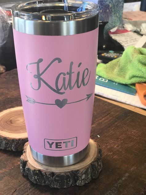 Vaso Yeti, Personalize Yeti, Engraved Tumblers, Yeti Tumbler, Diy Epoxy, Tumbler Designs, Tumbler, Cricut, Tableware