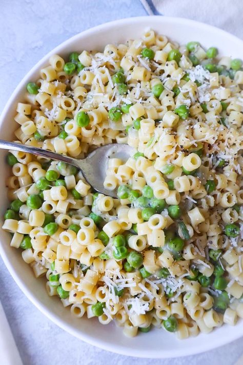 white bowl with ditalini, peas, shredded cheese and a creamy cheese sauce Pasta W Peas, Long Fusilli Pasta Recipes, Gemelli Pasta Recipes, Pasta And Peas Recipe, Fusilli Pasta Recipes, Ditalini Pasta Recipes, Fusilli Pasta Recipe, Pasta And Peas, Pasta Peas