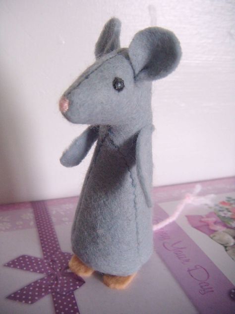 Mouse tutorial.    Turned this into an ornament for my daughter who is performing as a mouse in the Nutcracker this year -CB Felt Mice, Christmas Mice, Mighty Mouse, Mice And Men, Mouse Crafts, Box House, Dolls Pattern, Mouse House, Mouse Toy