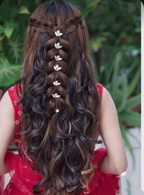 Hairstyle 💇🏻‍♀️ Reception Hairstyles, Butterfly Hairstyle, Curled Hairstyles For Medium Hair, Hair Style On Saree, Hair Wedding Styles, Open Hair, Hair Style Vedio, Engagement Hairstyles, Long Hair Wedding