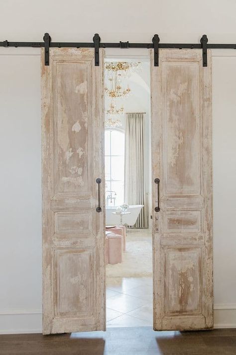 -Double-doors - Once limited to the farm, barn doors have made their entry in city living now. They add a unique style to homes and give them a rustic appeal. This is... Doors Modern, Barn Door Designs, Diy Barn Door, Antique Doors, 아파트 인테리�어, Sliding Barn Door Hardware, Texas Homes, Wallpaper Vintage, Interior Barn Doors