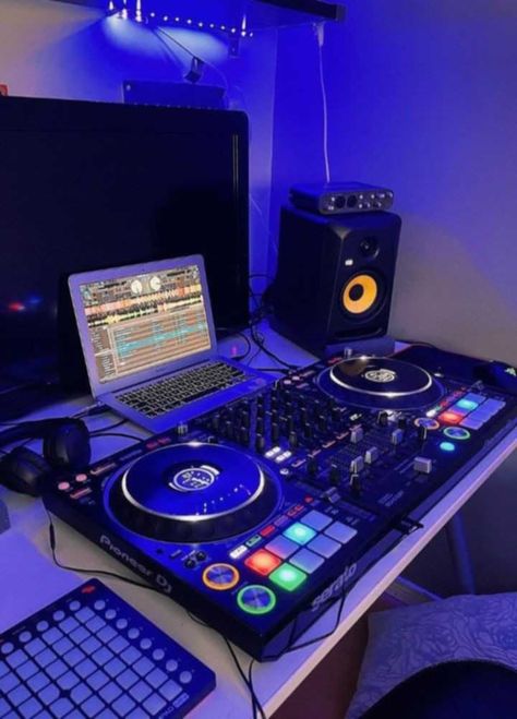 Dj Subatomic, Roblox Audio, Music Studio Setup, Dj Photoshoot, Brown Hair Roblox Id, Dj Pics, God Is A Dj, Dj Girl, Dj Console