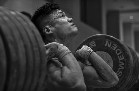 Weightlifting Photoshoot, Weightlifting Photography, Lu Xiaojun, Arnold Schwarzenegger Bodybuilding, Schwarzenegger Bodybuilding, Mental Fortitude, Power Lifting, Olympic Weightlifting, Cardio Fitness