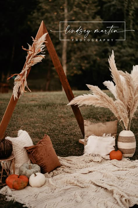 Simple Fall Photoshoot Setup, Fall Tent Photoshoot, Fall Set Up For Photography Indoor, Fall Photoshoot Decor Ideas, Fall Family Photo Backdrop Ideas, Props For Fall Photoshoot, Fall Decor For Photo Shoot, Outside Christmas Mini Session Ideas, Fall Lifestyle Photoshoot